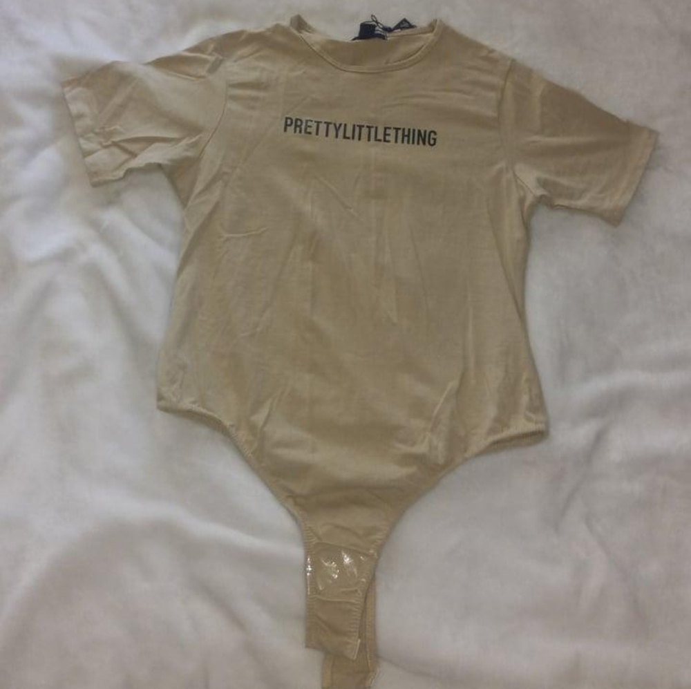 PRETTYLITTLETHING OATMEAL SHORT-SLEEVE BODY SUIT. PLUS SIZE WOMENS 12.